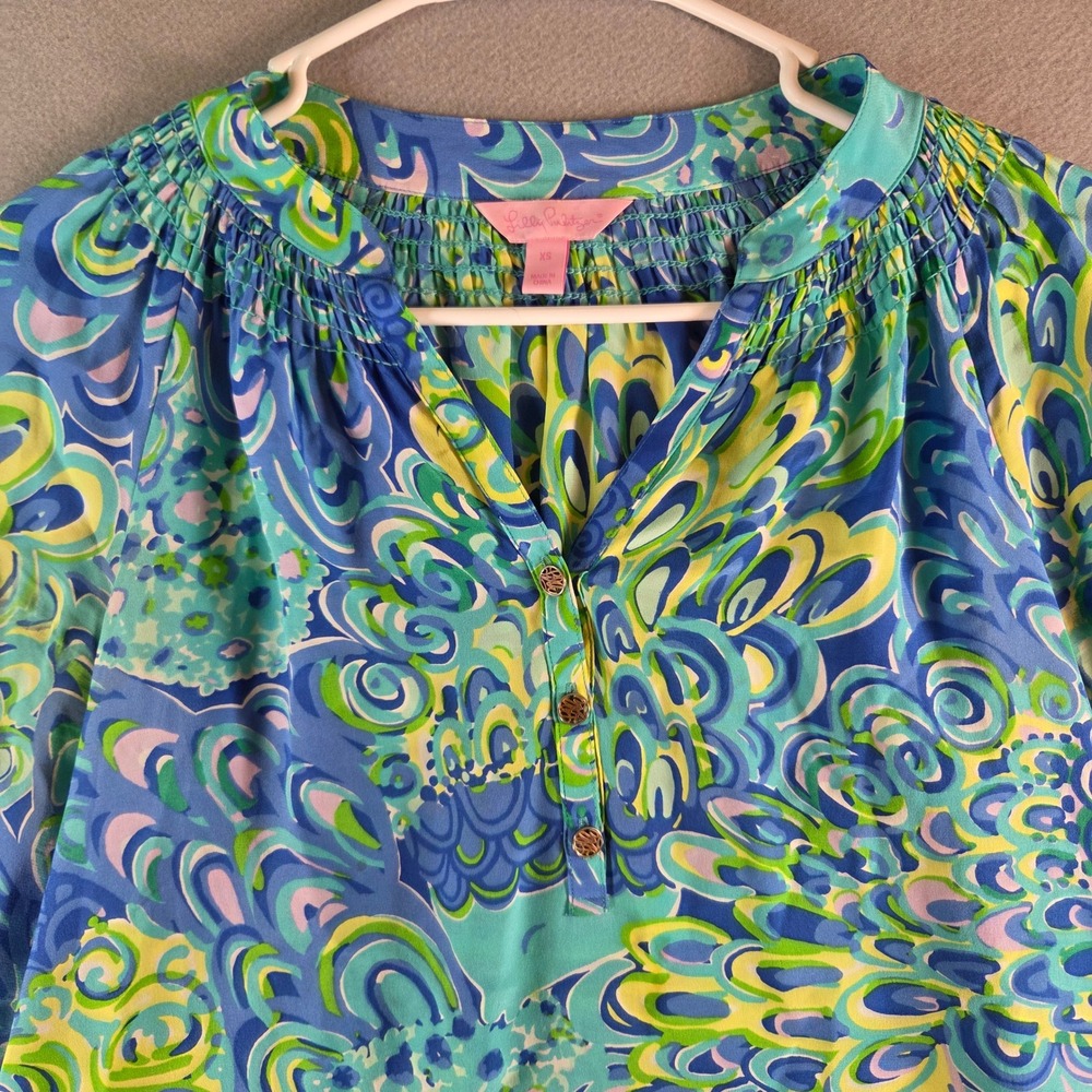 Lilly Pulitzer Elsa 100% Silk Top XS Lilly's Lagoon Smocked Blouse Preppy FLAW - Picture 2 of 9